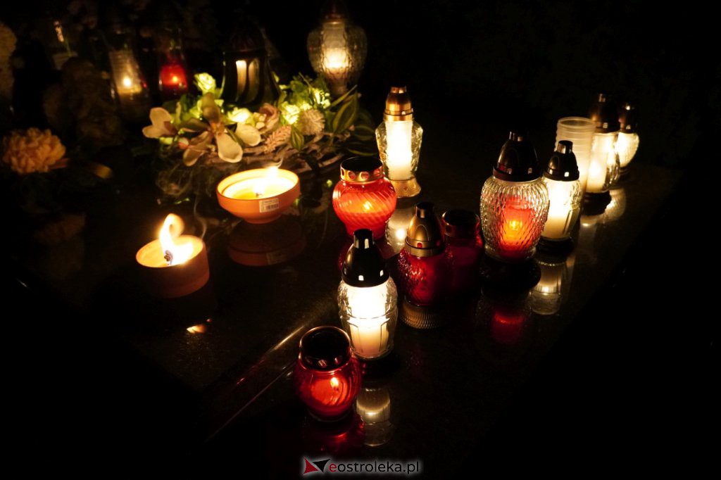 Cmentarz parafialny w Ostrołęce nocą [01.11.2021] - zdjęcie #6 - eOstroleka.pl