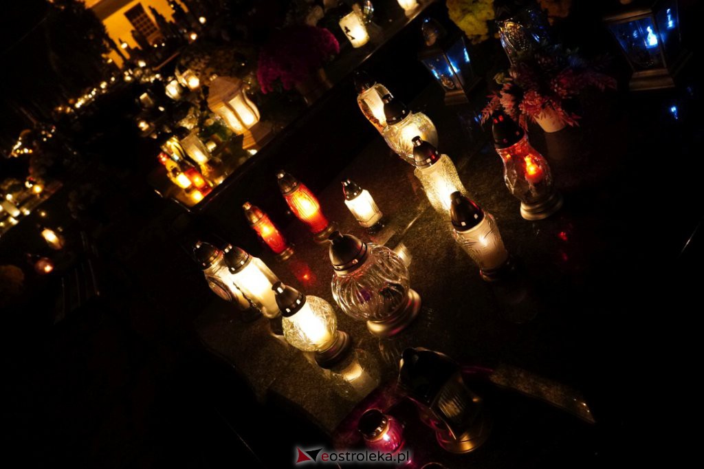 Cmentarz parafialny w Ostrołęce nocą [01.11.2021] - zdjęcie #5 - eOstroleka.pl