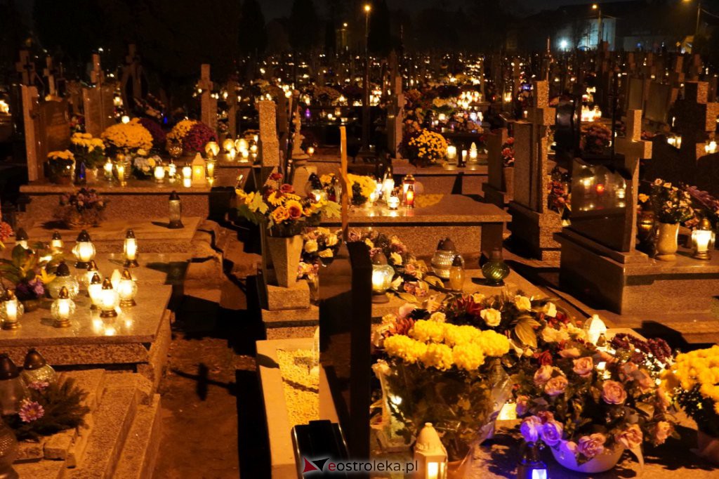 Cmentarz parafialny w Ostrołęce nocą [01.11.2021] - zdjęcie #4 - eOstroleka.pl