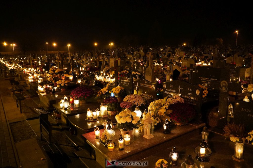 Cmentarz parafialny w Ostrołęce nocą [01.11.2021] - zdjęcie #2 - eOstroleka.pl