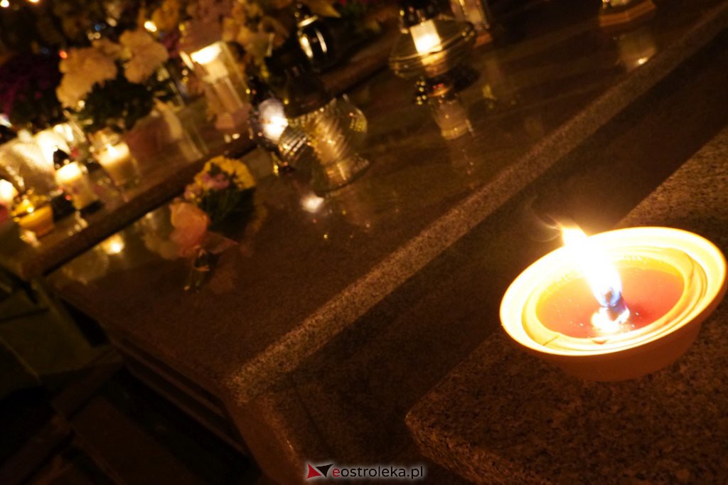 Cmentarz parafialny w Ostrołęce nocą [01.11.2021] - zdjęcie #1 - eOstroleka.pl