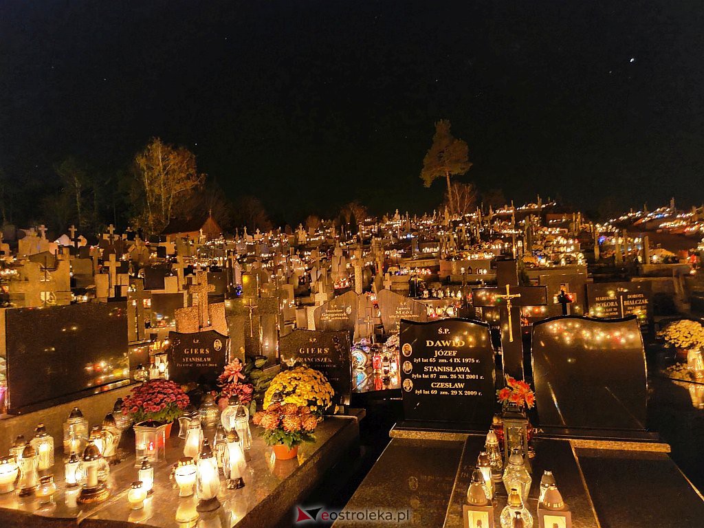 Cmentarz w Kadzidle nocą [01.11.2021] - zdjęcie #2 - eOstroleka.pl