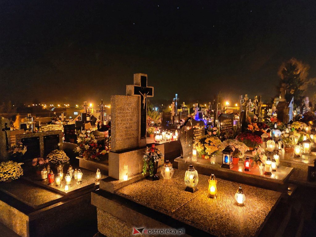 Cmentarz w Kadzidle nocą [01.11.2021] - zdjęcie #3 - eOstroleka.pl