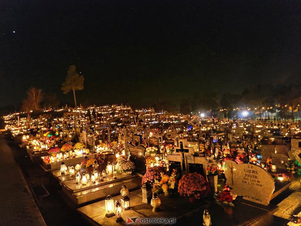 Cmentarz w Kadzidle nocą [01.11.2021] - zdjęcie #4 - eOstroleka.pl