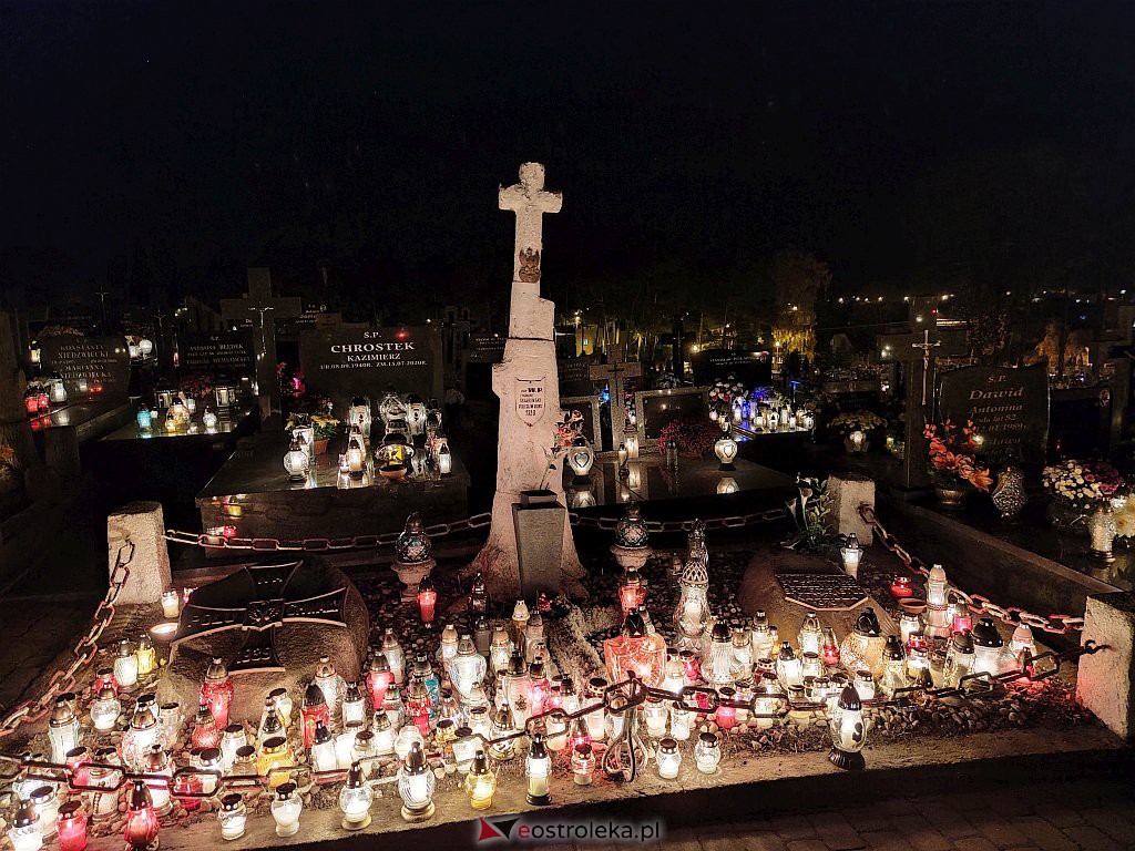 Cmentarz w Kadzidle nocą [01.11.2021] - zdjęcie #5 - eOstroleka.pl