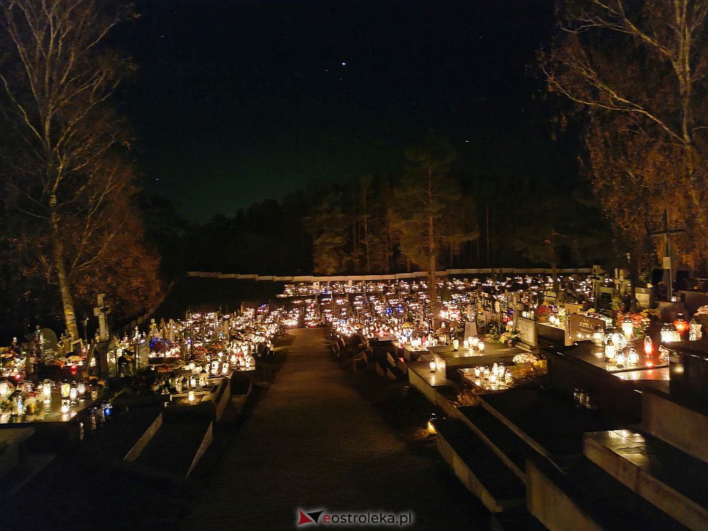 Cmentarz w Kadzidle nocą [01.11.2021] - zdjęcie #6 - eOstroleka.pl