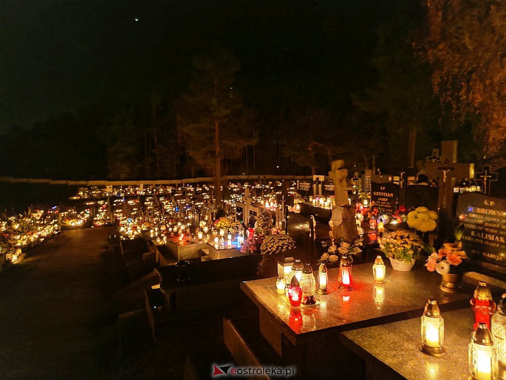 Cmentarz w Kadzidle nocą [01.11.2021] - zdjęcie #7 - eOstroleka.pl