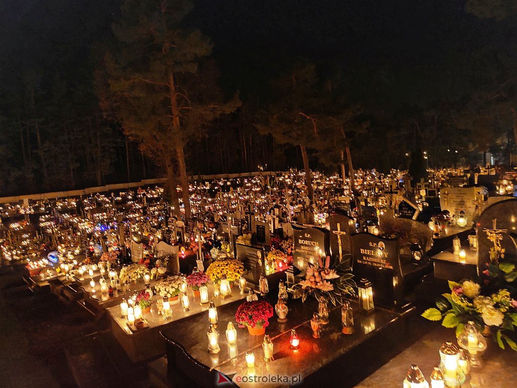 Cmentarz w Kadzidle nocą [01.11.2021] - zdjęcie #8 - eOstroleka.pl