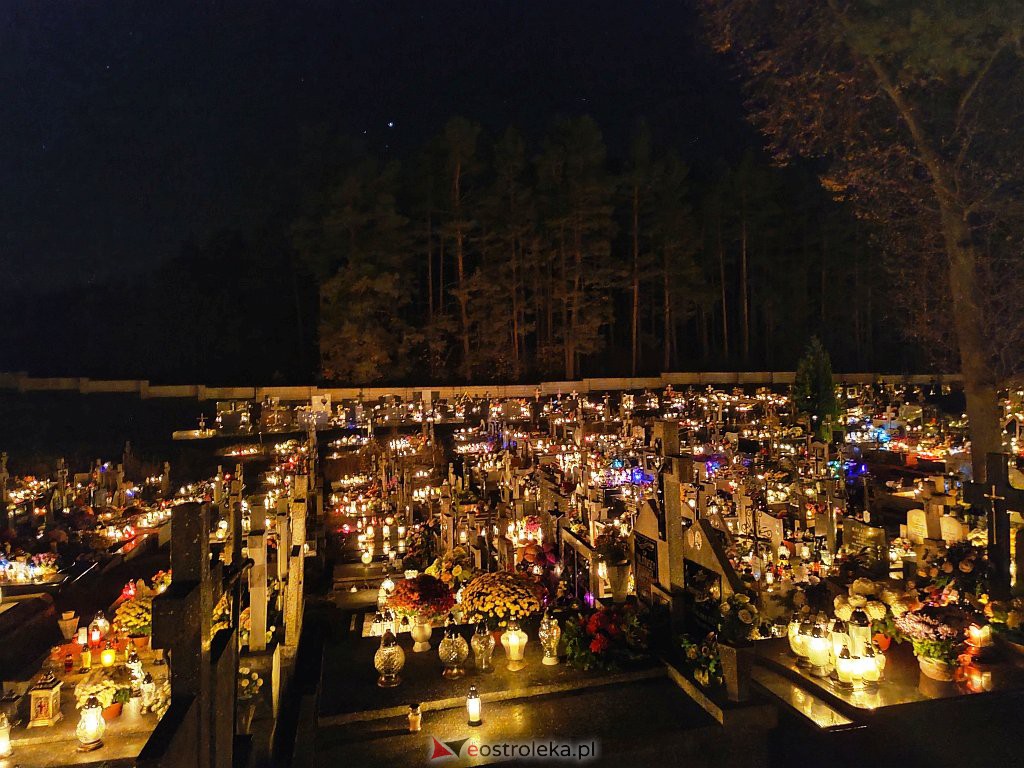 Cmentarz w Kadzidle nocą [01.11.2021] - zdjęcie #9 - eOstroleka.pl
