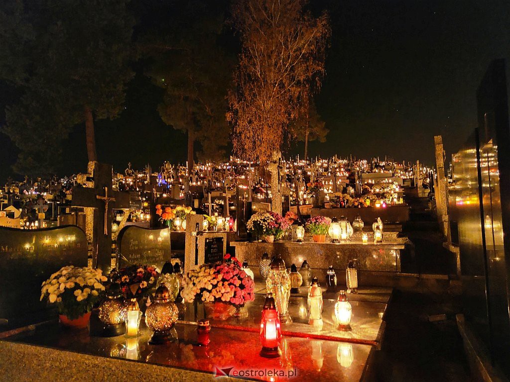 Cmentarz w Kadzidle nocą [01.11.2021] - zdjęcie #10 - eOstroleka.pl