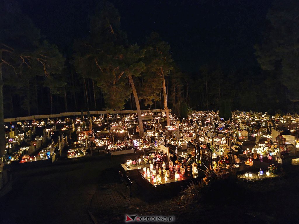 Cmentarz w Kadzidle nocą [01.11.2021] - zdjęcie #12 - eOstroleka.pl