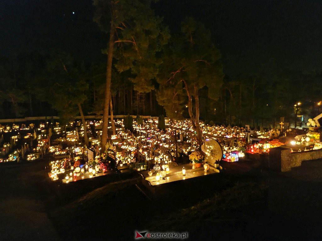 Cmentarz w Kadzidle nocą [01.11.2021] - zdjęcie #13 - eOstroleka.pl