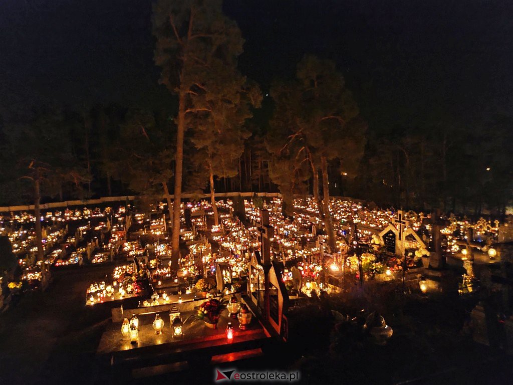 Cmentarz w Kadzidle nocą [01.11.2021] - zdjęcie #14 - eOstroleka.pl