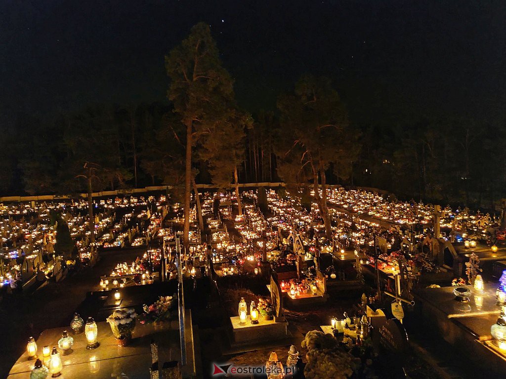 Cmentarz w Kadzidle nocą [01.11.2021] - zdjęcie #15 - eOstroleka.pl