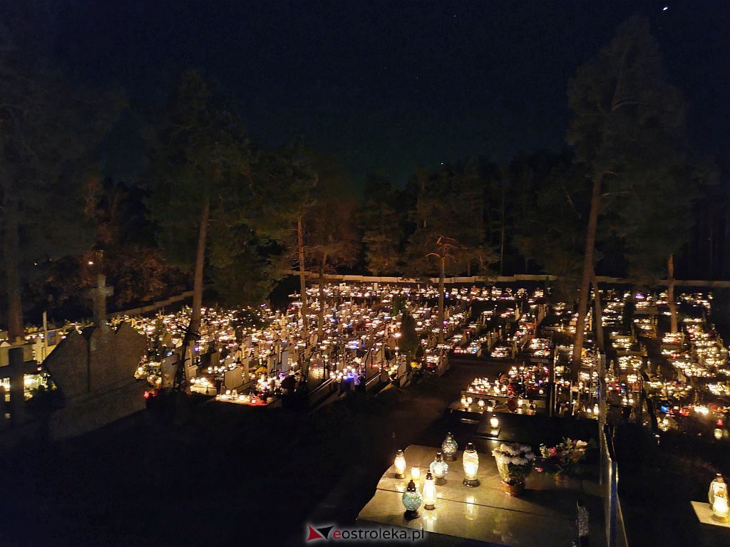 Cmentarz w Kadzidle nocą [01.11.2021] - zdjęcie #16 - eOstroleka.pl