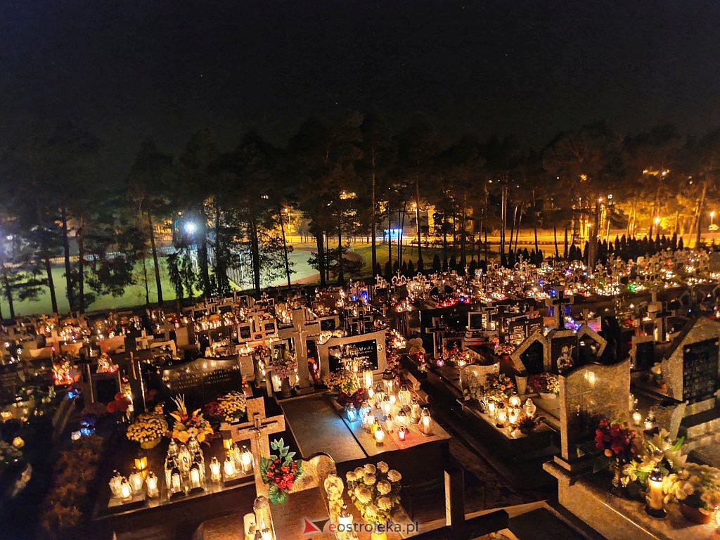 Cmentarz w Kadzidle nocą [01.11.2021] - zdjęcie #18 - eOstroleka.pl