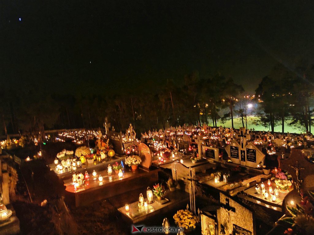 Cmentarz w Kadzidle nocą [01.11.2021] - zdjęcie #19 - eOstroleka.pl