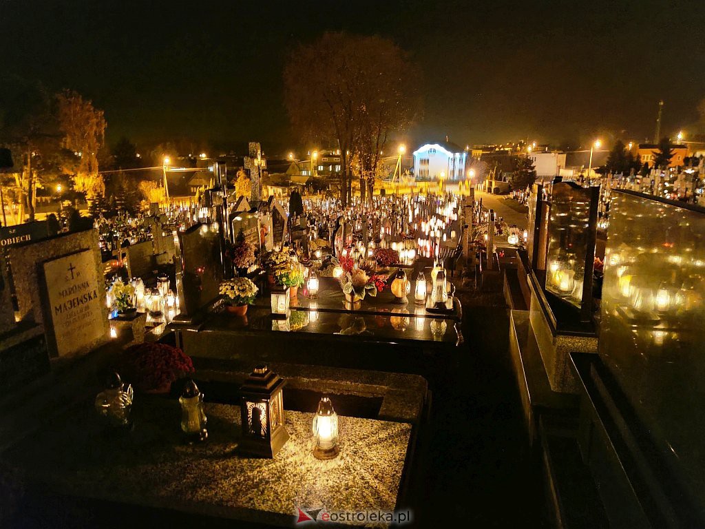 Cmentarz w Kadzidle nocą [01.11.2021] - zdjęcie #12 - eOstroleka.pl