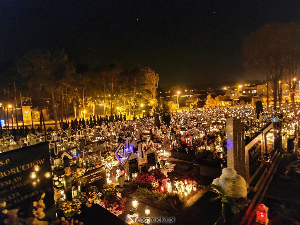 Cmentarz w Kadzidle nocą [01.11.2021] - zdjęcie #23 - eOstroleka.pl