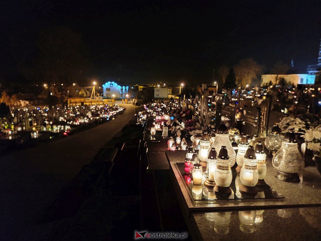 Cmentarz w Kadzidle nocą [01.11.2021] - zdjęcie #24 - eOstroleka.pl