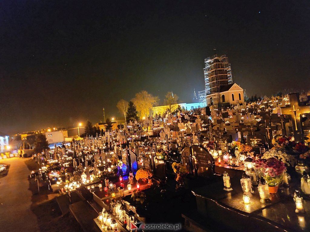 Cmentarz w Kadzidle nocą [01.11.2021] - zdjęcie #25 - eOstroleka.pl