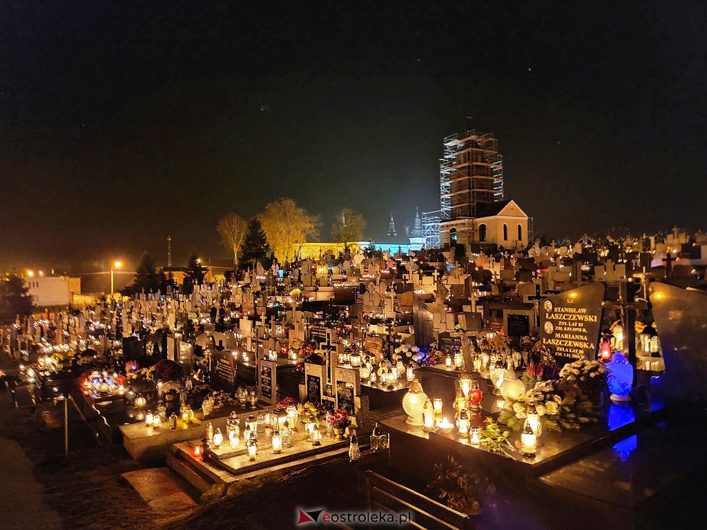 Cmentarz w Kadzidle nocą [01.11.2021] - zdjęcie #26 - eOstroleka.pl