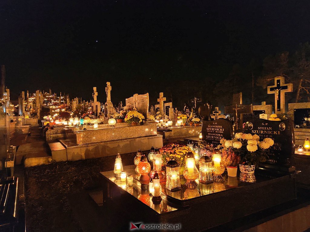 Cmentarz w Kadzidle nocą [01.11.2021] - zdjęcie #27 - eOstroleka.pl
