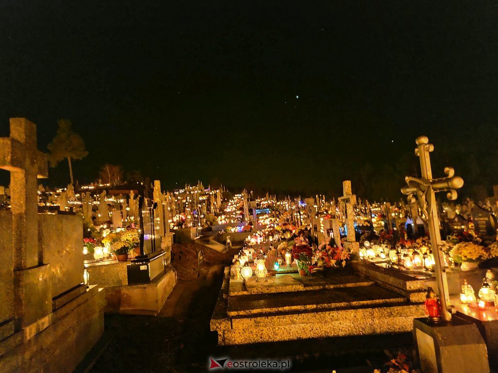 Cmentarz w Kadzidle nocą [01.11.2021] - zdjęcie #28 - eOstroleka.pl
