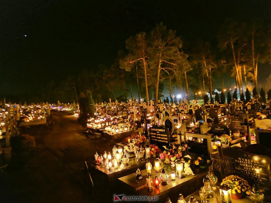 Cmentarz w Kadzidle nocą [01.11.2021] - zdjęcie #29 - eOstroleka.pl
