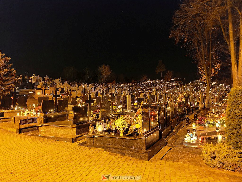 Cmentarz w Kadzidle nocą [01.11.2021] - zdjęcie #31 - eOstroleka.pl