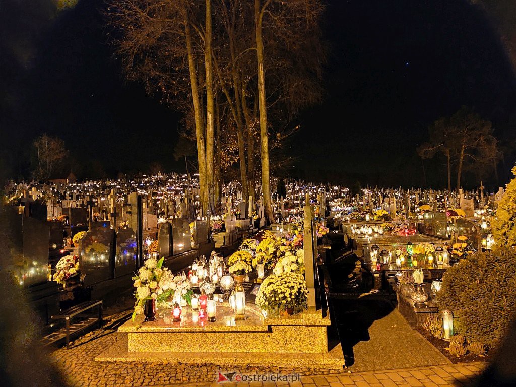 Cmentarz w Kadzidle nocą [01.11.2021] - zdjęcie #32 - eOstroleka.pl