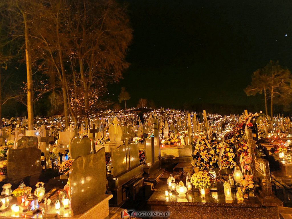 Cmentarz w Kadzidle nocą [01.11.2021] - zdjęcie #33 - eOstroleka.pl
