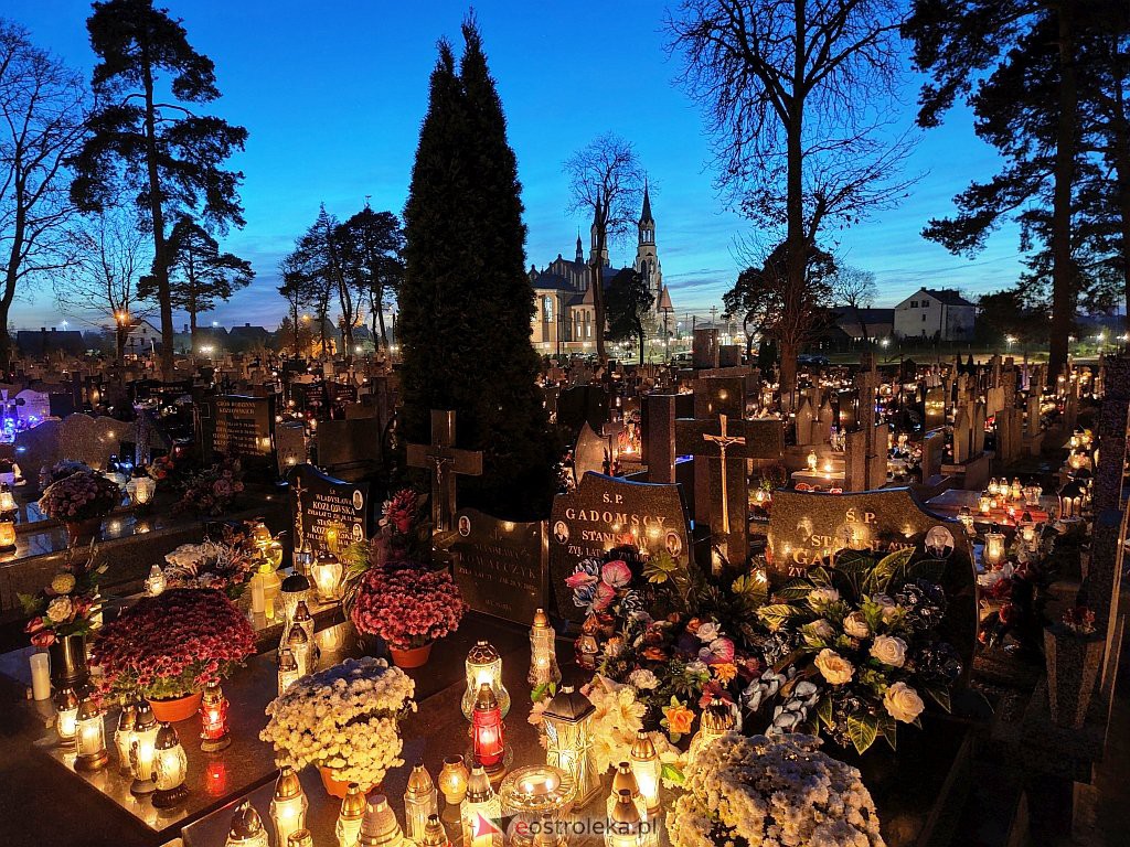 Cmentarz w Myszyńcu nocą [01.11.2021] - zdjęcie #1 - eOstroleka.pl