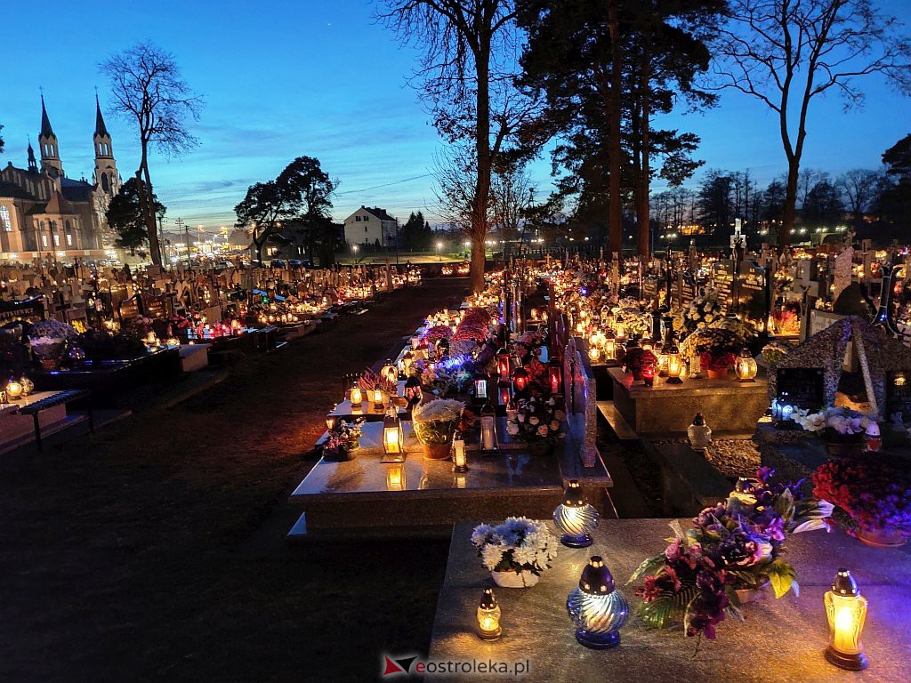 Cmentarz w Myszyńcu nocą [01.11.2021] - zdjęcie #2 - eOstroleka.pl