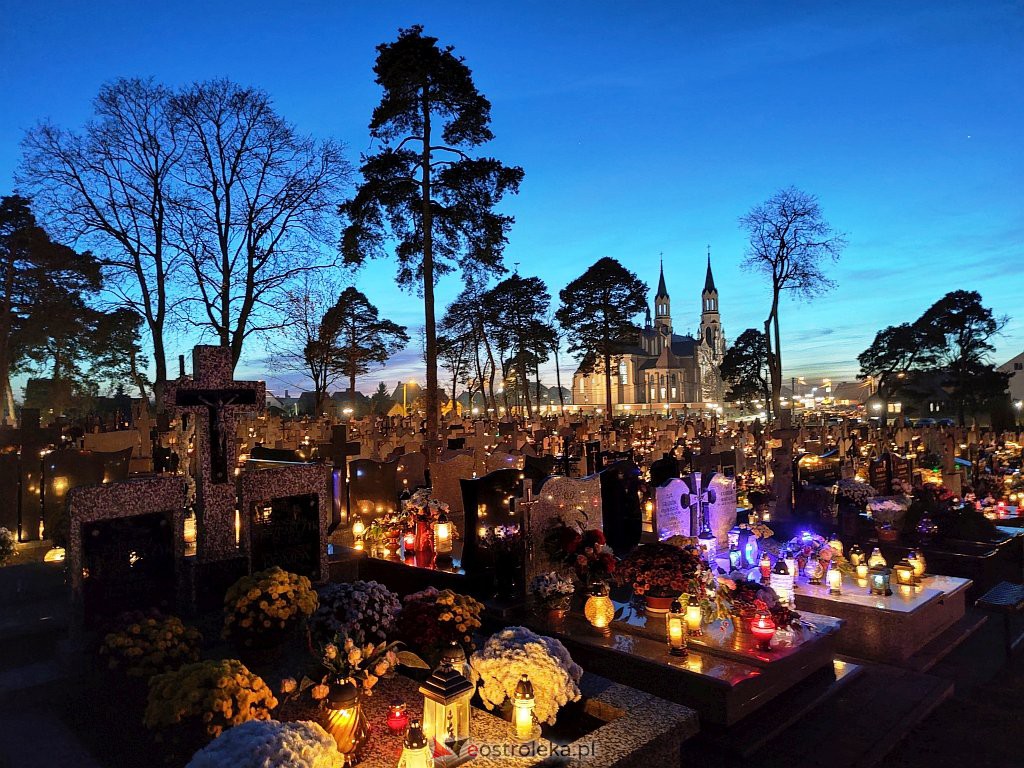 Cmentarz w Myszyńcu nocą [01.11.2021] - zdjęcie #3 - eOstroleka.pl