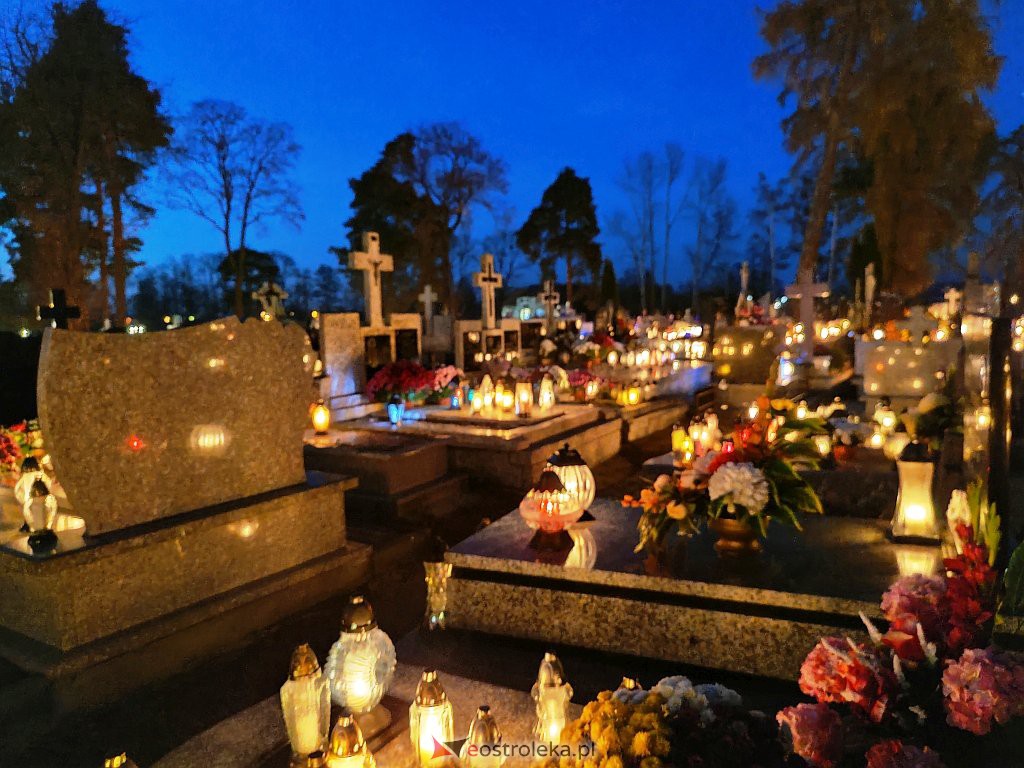 Cmentarz w Myszyńcu nocą [01.11.2021] - zdjęcie #5 - eOstroleka.pl