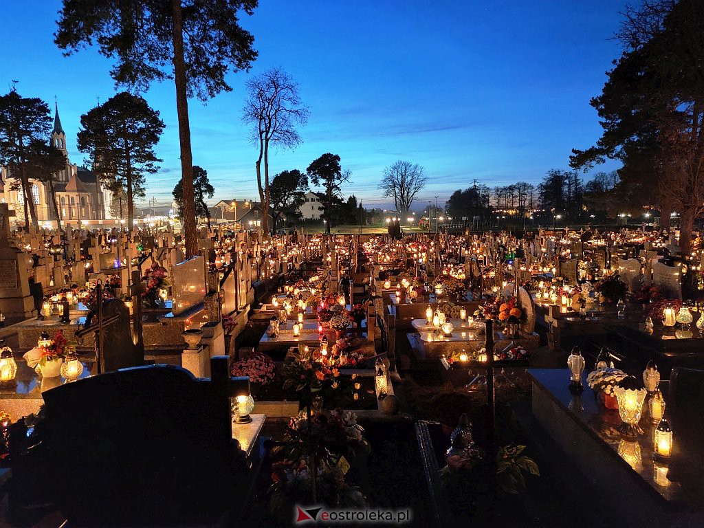 Cmentarz w Myszyńcu nocą [01.11.2021] - zdjęcie #6 - eOstroleka.pl