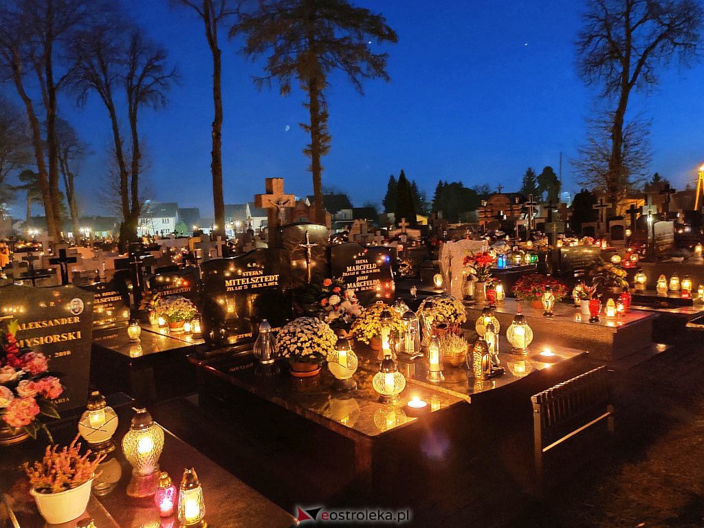 Cmentarz w Myszyńcu nocą [01.11.2021] - zdjęcie #7 - eOstroleka.pl
