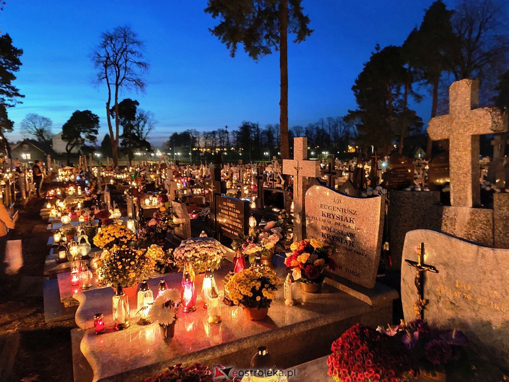 Cmentarz w Myszyńcu nocą [01.11.2021] - zdjęcie #8 - eOstroleka.pl