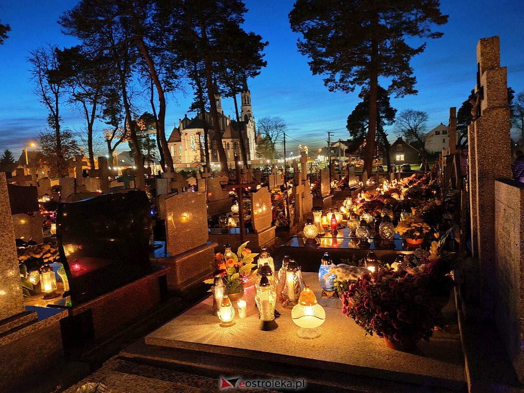 Cmentarz w Myszyńcu nocą [01.11.2021] - zdjęcie #9 - eOstroleka.pl