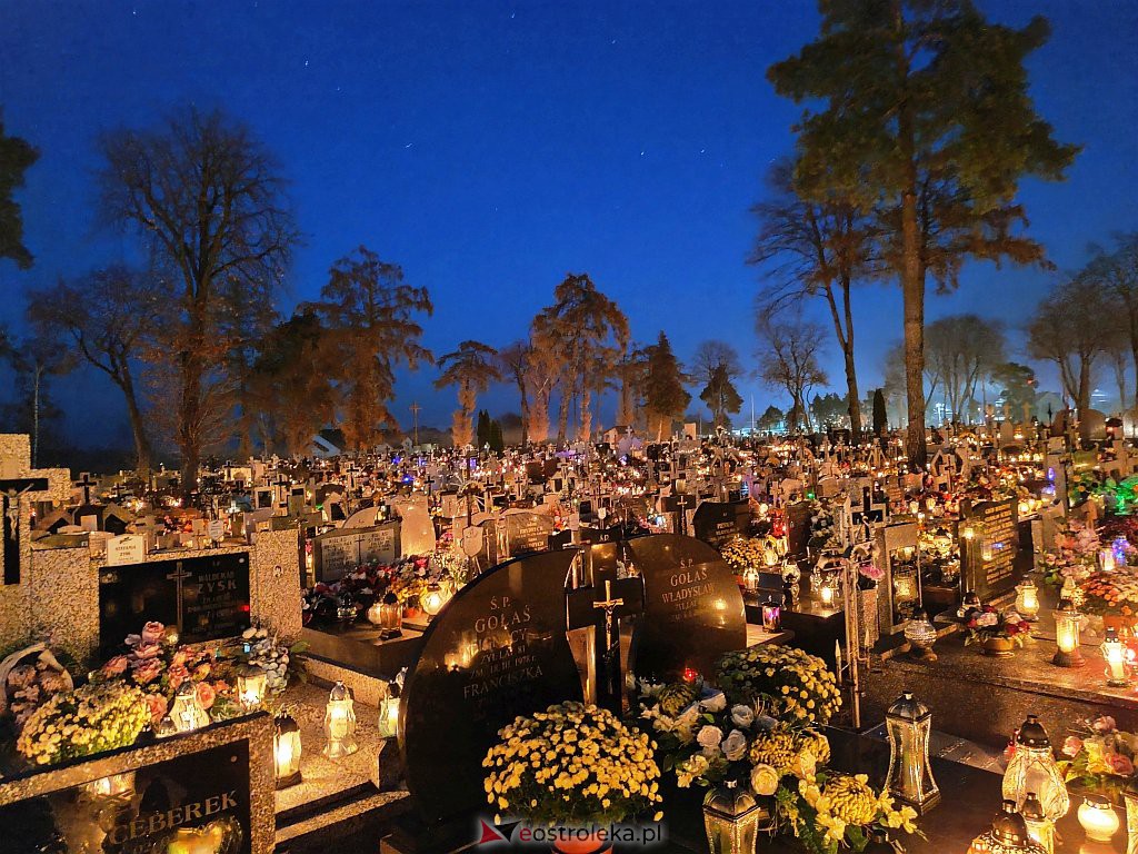 Cmentarz w Myszyńcu nocą [01.11.2021] - zdjęcie #10 - eOstroleka.pl
