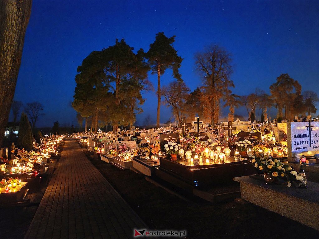 Cmentarz w Myszyńcu nocą [01.11.2021] - zdjęcie #11 - eOstroleka.pl