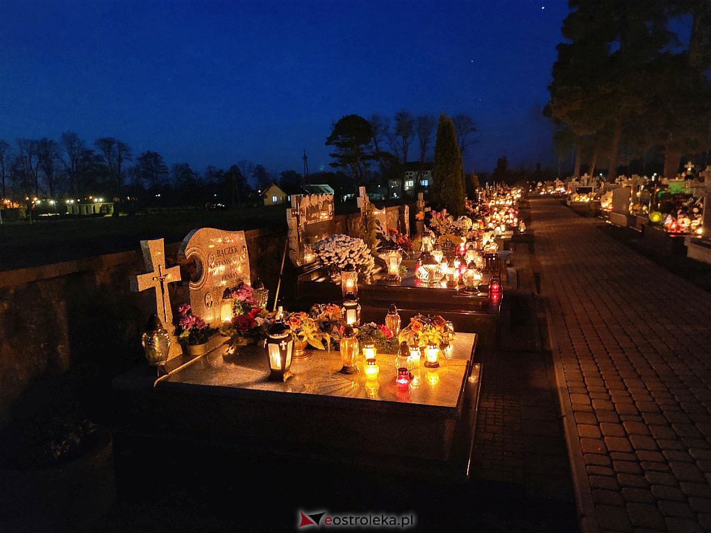 Cmentarz w Myszyńcu nocą [01.11.2021] - zdjęcie #12 - eOstroleka.pl