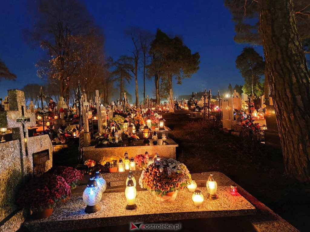 Cmentarz w Myszyńcu nocą [01.11.2021] - zdjęcie #13 - eOstroleka.pl