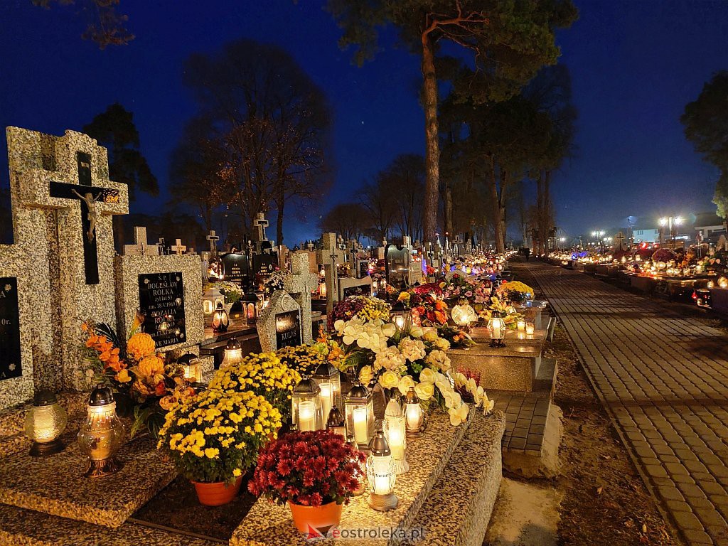 Cmentarz w Myszyńcu nocą [01.11.2021] - zdjęcie #14 - eOstroleka.pl