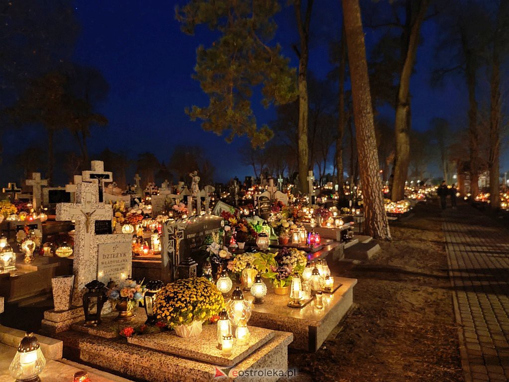 Cmentarz w Myszyńcu nocą [01.11.2021] - zdjęcie #15 - eOstroleka.pl