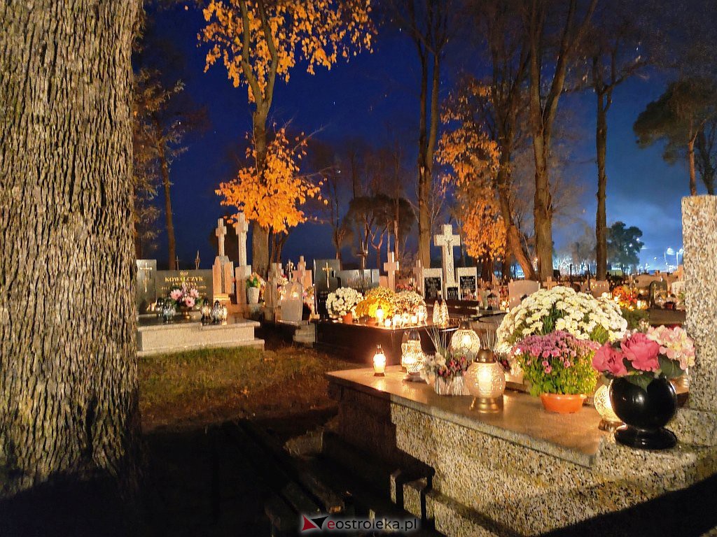 Cmentarz w Myszyńcu nocą [01.11.2021] - zdjęcie #16 - eOstroleka.pl