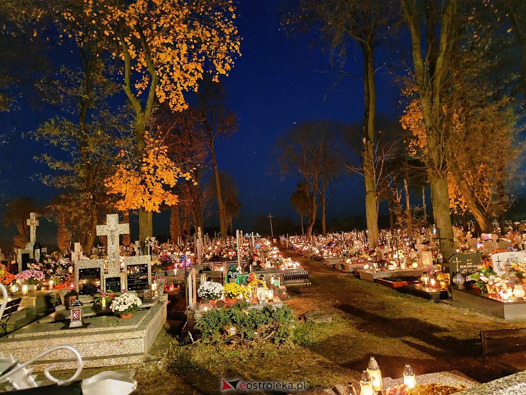 Cmentarz w Myszyńcu nocą [01.11.2021] - zdjęcie #17 - eOstroleka.pl