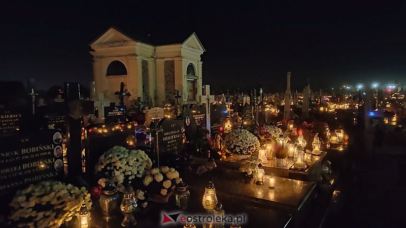Cmentarz w Rzekuniu nocą [01.11.2021] - zdjęcie #1 - eOstroleka.pl