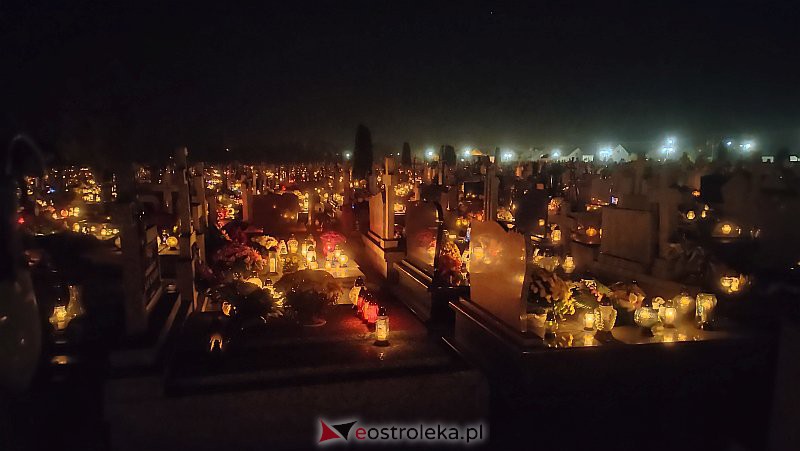 Cmentarz w Rzekuniu nocą [01.11.2021] - zdjęcie #4 - eOstroleka.pl
